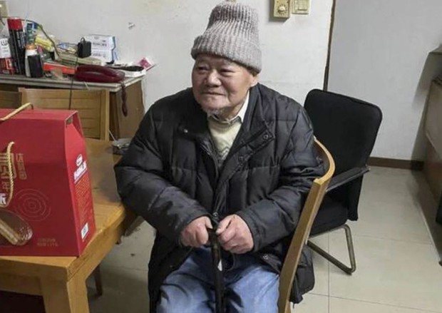 Cụ ông qua đời để lại toàn bộ tài sản chục tỷ cho người bán hoa quả ngoài chợ, con cháu đi kiện đòi lại khiến MXH chia phe tranh luận gay gắt - Ảnh 1. Cụ ông qua đời để lại toàn bộ tài sản chục tỷ cho người bán hoa quả ngoài chợ, con cháu đi kiện đòi lại khiến MXH chia phe tranh luận gay gắt - Ảnh 1.