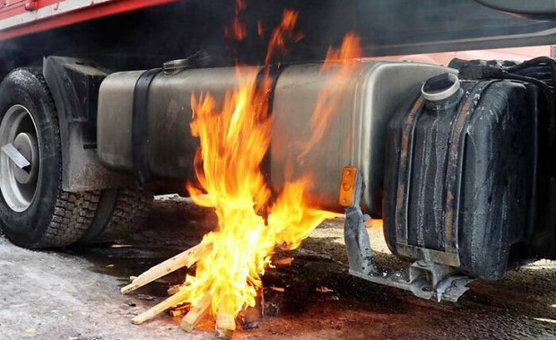 15 bác thợ có máu liều cao, sẵn sàng đẩy mình vào tình huống nguy hiểm không cần thiết - Ảnh 5. 15 bác thợ có máu liều cao, sẵn sàng đẩy mình vào tình huống nguy hiểm không cần thiết - Ảnh 5.