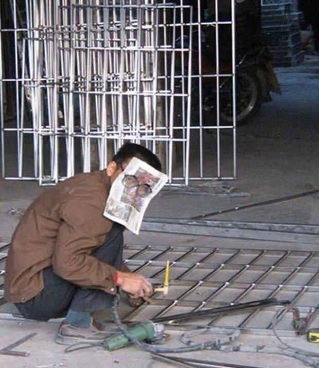15 bác thợ có máu liều cao, sẵn sàng đẩy mình vào tình huống nguy hiểm không cần thiết - Ảnh 8. 15 bác thợ có máu liều cao, sẵn sàng đẩy mình vào tình huống nguy hiểm không cần thiết - Ảnh 8.