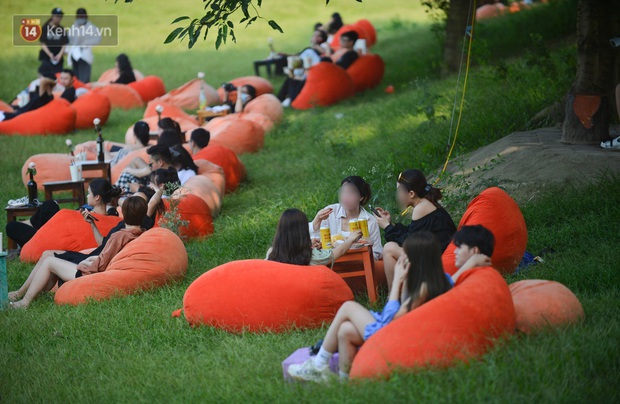 Quận Tây Hồ xử phạt chủ bãi đá sông Hồng vì để xảy ra tình trạng tập trung đông người - Ảnh 1.