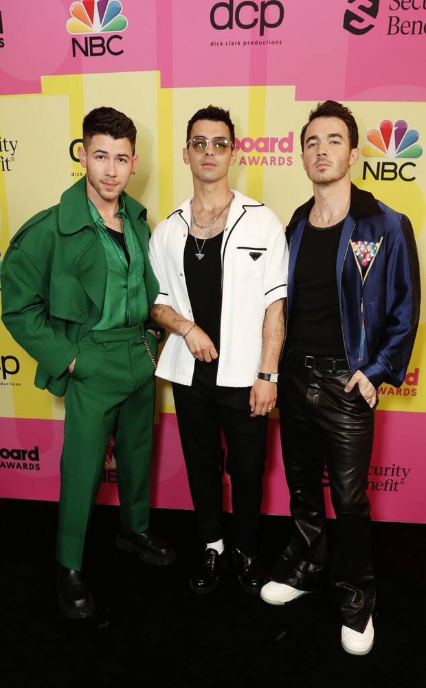 Siêu thảm đỏ Billboard Music Awards: Hoa hậu Thế giới o ép vòng 1 khủng bên host Nick Jonas, Alicia Keys hồng choé bị mỹ nhân xuyên thấu hết hồn lấn át - Ảnh 7.