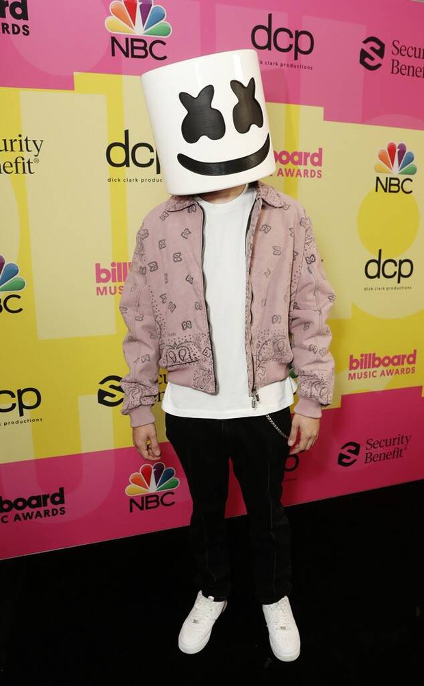 Siêu thảm đỏ Billboard Music Awards: Hoa hậu Thế giới o ép vòng 1 khủng bên host Nick Jonas, Alicia Keys hồng choé bị mỹ nhân xuyên thấu hết hồn lấn át - Ảnh 19.