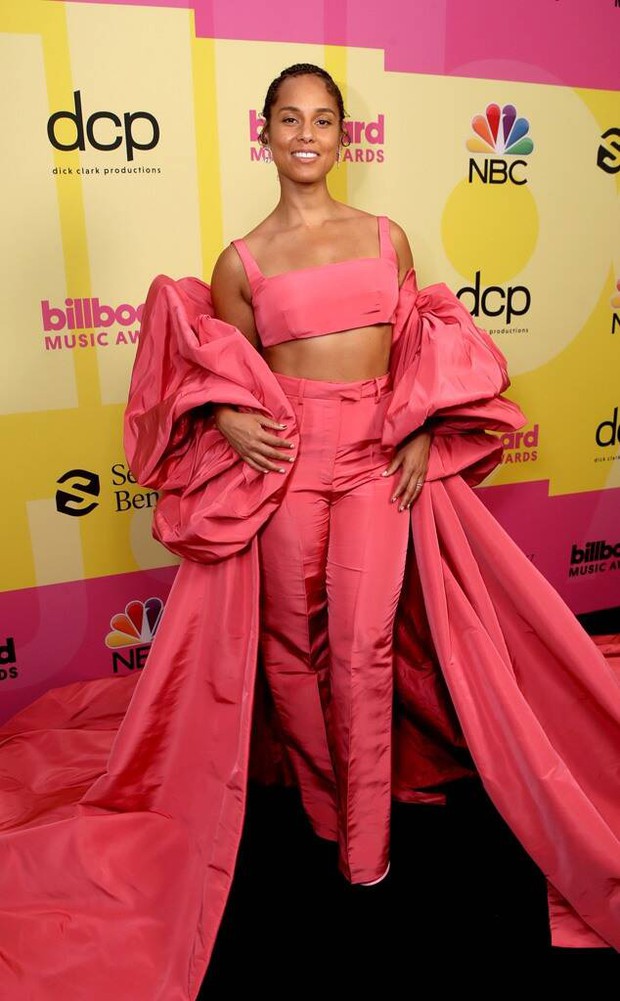 Siêu thảm đỏ Billboard Music Awards: Hoa hậu Thế giới o ép vòng 1 khủng bên host Nick Jonas, Alicia Keys hồng choé bị mỹ nhân xuyên thấu hết hồn lấn át - Ảnh 11.