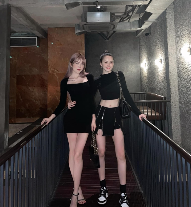 Chị em Thiều Bảo Trâm - Bảo Trang đi chơi mà như khoe body mlem trá hình, cả cây đen không dìm nổi combo chân dài eo thon - Ảnh 2. Chị em Thiều Bảo Trâm - Bảo Trang đi chơi mà như khoe body mlem trá hình, cả cây đen không dìm nổi combo chân dài eo thon - Ảnh 2.