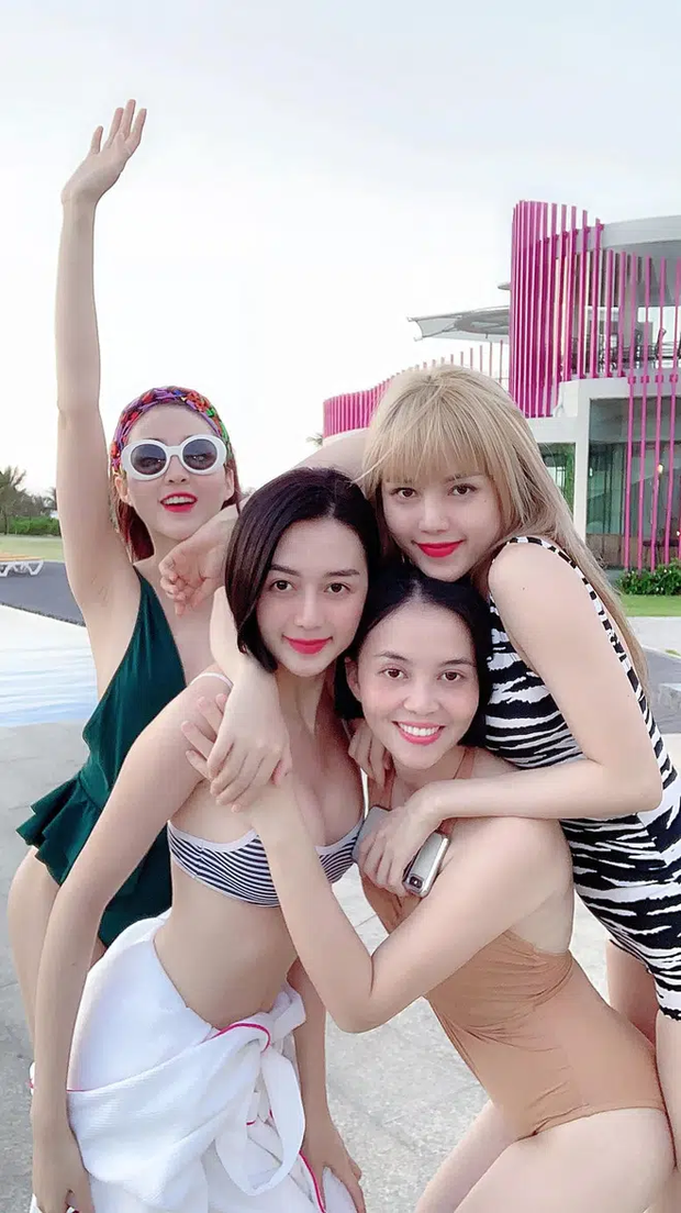Chị em Thiều Bảo Trâm - Bảo Trang đi chơi mà như khoe body mlem trá hình, cả cây đen không dìm nổi combo chân dài eo thon - Ảnh 6. Chị em Thiều Bảo Trâm - Bảo Trang đi chơi mà như khoe body mlem trá hình, cả cây đen không dìm nổi combo chân dài eo thon - Ảnh 6.