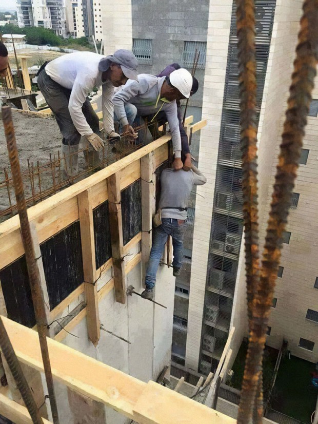 15 bác thợ có máu liều cao, sẵn sàng đẩy mình vào tình huống nguy hiểm không cần thiết - Ảnh 9. 15 bác thợ có máu liều cao, sẵn sàng đẩy mình vào tình huống nguy hiểm không cần thiết - Ảnh 9.