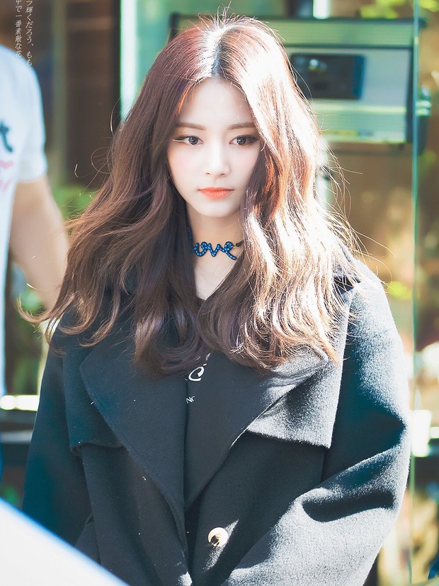 3 visual gen 3 Kpop khi để mái ngang: Tzuyu trông thế nào mà bị nhận xét không có cửa với Irene và Jisoo? - Ảnh 6. 3 visual gen 3 Kpop khi để mái ngang: Tzuyu trông thế nào mà bị nhận xét không có cửa với Irene và Jisoo? - Ảnh 6.
