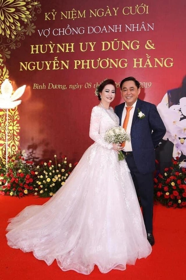 Bà Phương Hằng - ông Dũng “lò vôi”: Yêu từ cái nhìn đầu tiên, 11 năm không tiếc lời mật ngọt, vui tay là tặng nhau từ siêu xe đến kim cương - Ảnh 3.