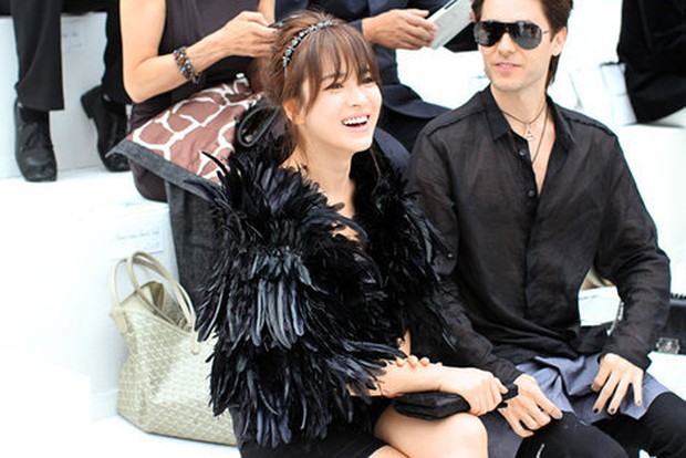 Hot lại ảnh Song Hye Kyo sánh đôi bên tài tử Joker 10 năm trước, visual quá khác lạ nhưng chiếm trọn spotlight giữa sự kiện quốc tế - Ảnh 4. Hot lại ảnh Song Hye Kyo sánh đôi bên tài tử Joker 10 năm trước, visual quá khác lạ nhưng chiếm trọn spotlight giữa sự kiện quốc tế - Ảnh 4.
