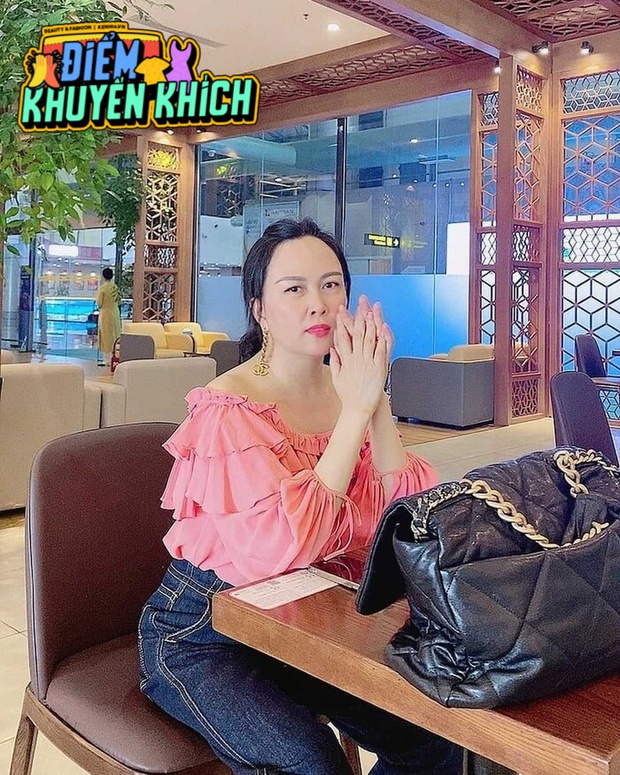 Chuyện gì sẽ xảy ra khi Phượng Chanel mix lại set đồ thảm họa thời trang này? - Ảnh 6. Chuyện gì sẽ xảy ra khi Phượng Chanel mix lại set đồ thảm họa thời trang này? - Ảnh 6.