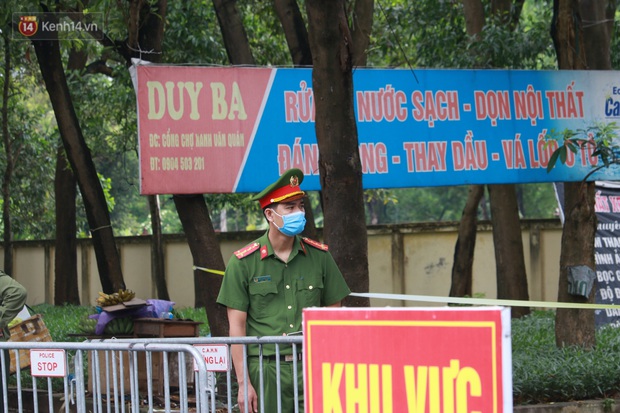 Ảnh: Phong toả chợ Xanh và chung cư CT3B tại Văn Quán vì liên quan ca dương tính SARS-CoV-2 - Ảnh 5. Ảnh: Phong toả chợ Xanh và chung cư CT3B tại Văn Quán vì liên quan ca dương tính SARS-CoV-2 - Ảnh 5.