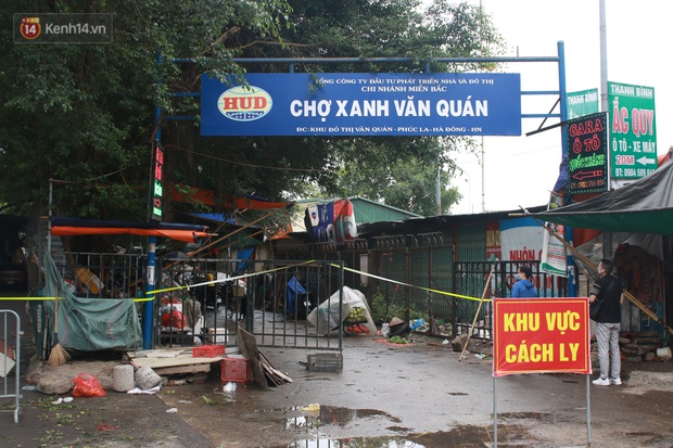 Ảnh: Phong toả chợ Xanh và chung cư CT3B tại Văn Quán vì liên quan ca dương tính SARS-CoV-2 - Ảnh 1. Ảnh: Phong toả chợ Xanh và chung cư CT3B tại Văn Quán vì liên quan ca dương tính SARS-CoV-2 - Ảnh 1.