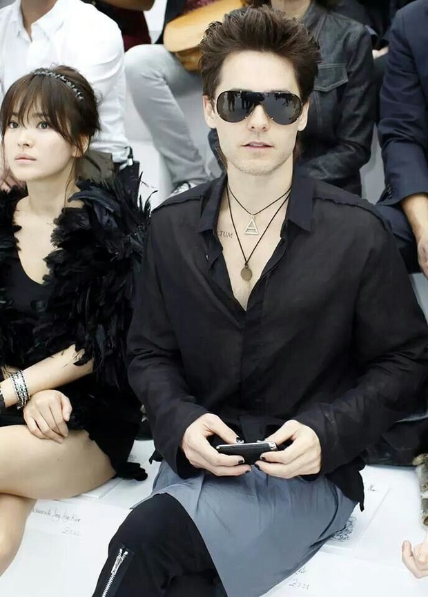 Hot lại ảnh Song Hye Kyo sánh đôi bên tài tử Joker 10 năm trước, visual quá khác lạ nhưng chiếm trọn spotlight giữa sự kiện quốc tế - Ảnh 5. Hot lại ảnh Song Hye Kyo sánh đôi bên tài tử Joker 10 năm trước, visual quá khác lạ nhưng chiếm trọn spotlight giữa sự kiện quốc tế - Ảnh 5.