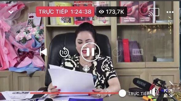 Livestream bà Phương Hằng cán mốc nửa triệu người xem, xô đổ kỷ lục Người Ấy Là Ai chỉ trong 30 phút! - Ảnh 2. Livestream bà Phương Hằng cán mốc nửa triệu người xem, xô đổ kỷ lục Người Ấy Là Ai chỉ trong 30 phút! - Ảnh 2.