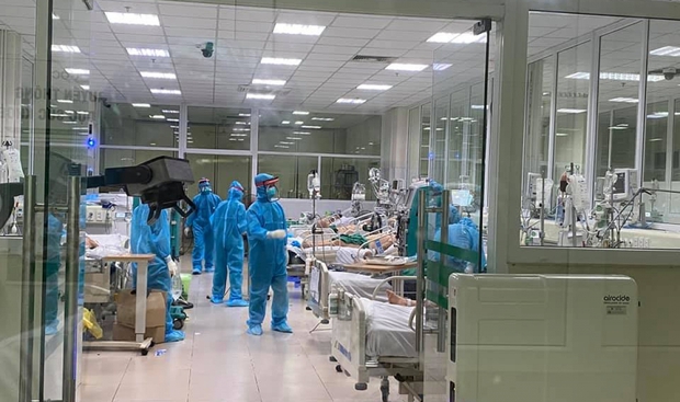 77 ca COVID-19 tiên lượng nặng, trong đó 23 trường hợp nguy kịch - Ảnh 1. 77 ca COVID-19 tiên lượng nặng, trong đó 23 trường hợp nguy kịch - Ảnh 1.
