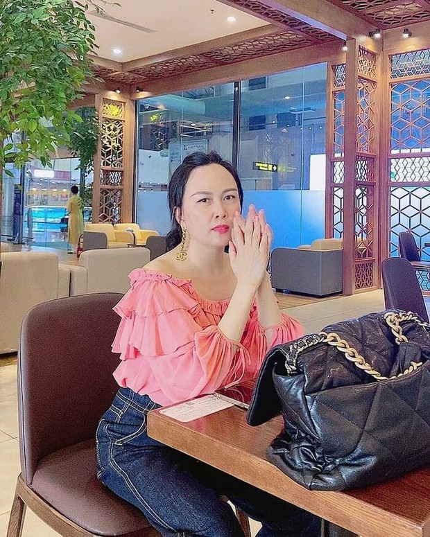 Chuyện gì sẽ xảy ra khi Phượng Chanel mix lại set đồ thảm họa thời trang này? - Ảnh 3. Chuyện gì sẽ xảy ra khi Phượng Chanel mix lại set đồ thảm họa thời trang này? - Ảnh 3.