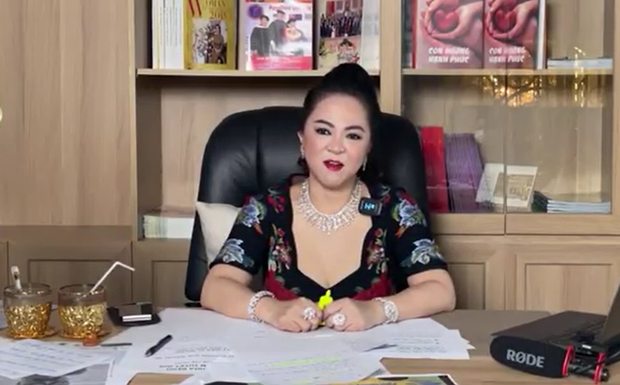 Xem livestream đang hot của bà Phương Hằng, đây là 1 chi tiết netizen đặc biệt chú ý - Ảnh 3. Xem livestream đang hot của bà Phương Hằng, đây là 1 chi tiết netizen đặc biệt chú ý - Ảnh 3.