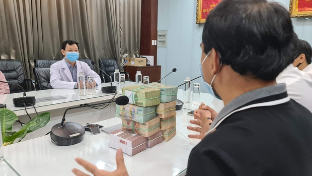 Quyền Linh ghi điểm tuyệt đối khi công khai trao 2 tỷ kèm hình ảnh 9 cọc tiền mặt ủng hộ chống dịch Covid-19 giữa drama từ thiện - Ảnh 6. Quyền Linh ghi điểm tuyệt đối khi công khai trao 2 tỷ kèm hình ảnh 9 cọc tiền mặt ủng hộ chống dịch Covid-19 giữa drama từ thiện - Ảnh 6.