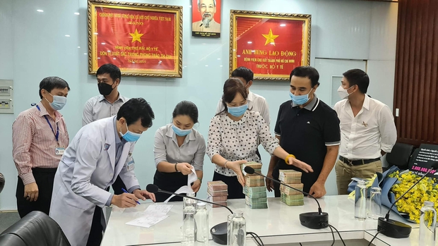 Quyền Linh ghi điểm tuyệt đối khi công khai trao 2 tỷ kèm hình ảnh 9 cọc tiền mặt ủng hộ chống dịch Covid-19 giữa drama từ thiện - Ảnh 5. Quyền Linh ghi điểm tuyệt đối khi công khai trao 2 tỷ kèm hình ảnh 9 cọc tiền mặt ủng hộ chống dịch Covid-19 giữa drama từ thiện - Ảnh 5.