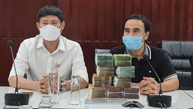 Quyền Linh ghi điểm tuyệt đối khi công khai trao 2 tỷ kèm hình ảnh 9 cọc tiền mặt ủng hộ chống dịch Covid-19 giữa drama từ thiện - Ảnh 3. Quyền Linh ghi điểm tuyệt đối khi công khai trao 2 tỷ kèm hình ảnh 9 cọc tiền mặt ủng hộ chống dịch Covid-19 giữa drama từ thiện - Ảnh 3.