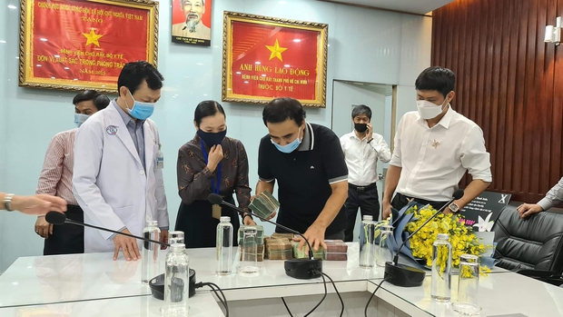 Quyền Linh ghi điểm tuyệt đối khi công khai trao 2 tỷ kèm hình ảnh 9 cọc tiền mặt ủng hộ chống dịch Covid-19 giữa drama từ thiện - Ảnh 7. Quyền Linh ghi điểm tuyệt đối khi công khai trao 2 tỷ kèm hình ảnh 9 cọc tiền mặt ủng hộ chống dịch Covid-19 giữa drama từ thiện - Ảnh 7.