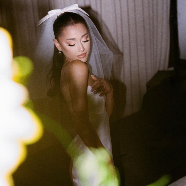 HOT: Không còn giấu giếm nữa, Ariana Grande tung bộ ảnh cưới nét căng đét, hôn đắm đuối ông xã đại gia kém 2 tuổi - Ảnh 3.