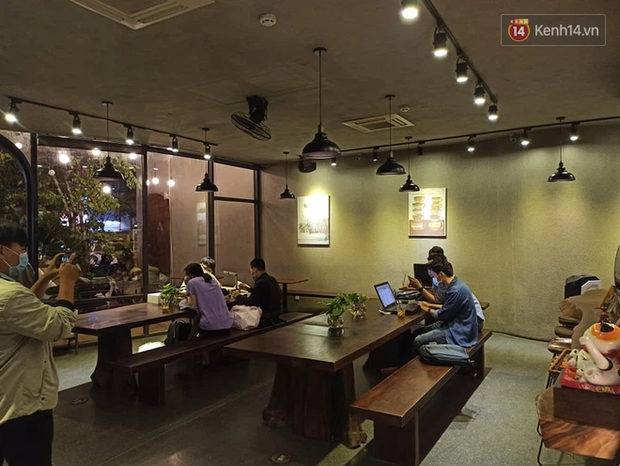 3 quán cafe ở Sài Gòn bị xử phạt 60 triệu đồng vì nhận hàng chục khách ngồi tại chỗ - Ảnh 1. 3 quán cafe ở Sài Gòn bị xử phạt 60 triệu đồng vì nhận hàng chục khách ngồi tại chỗ - Ảnh 1.