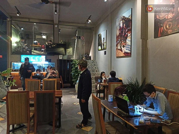 3 quán cafe ở Sài Gòn bị xử phạt 60 triệu đồng vì nhận hàng chục khách ngồi tại chỗ - Ảnh 2. 3 quán cafe ở Sài Gòn bị xử phạt 60 triệu đồng vì nhận hàng chục khách ngồi tại chỗ - Ảnh 2.