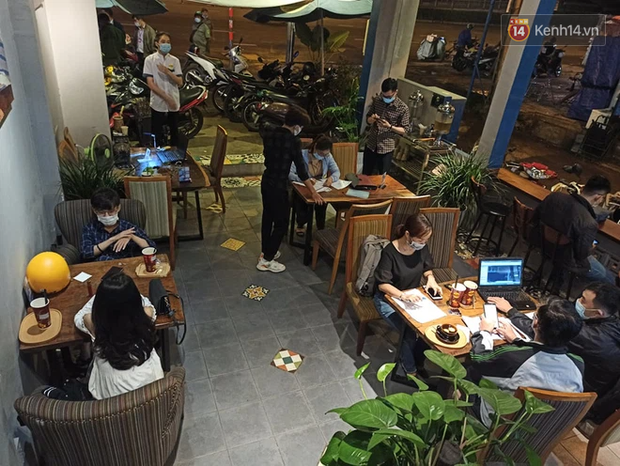 3 quán cafe ở Sài Gòn bị xử phạt 60 triệu đồng vì nhận hàng chục khách ngồi tại chỗ - Ảnh 3. 3 quán cafe ở Sài Gòn bị xử phạt 60 triệu đồng vì nhận hàng chục khách ngồi tại chỗ - Ảnh 3.