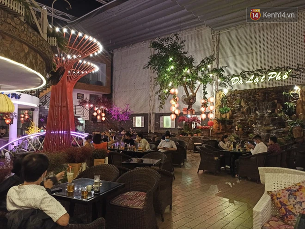 3 quán cafe ở Sài Gòn bị xử phạt 60 triệu đồng vì nhận hàng chục khách ngồi tại chỗ - Ảnh 5. 3 quán cafe ở Sài Gòn bị xử phạt 60 triệu đồng vì nhận hàng chục khách ngồi tại chỗ - Ảnh 5.