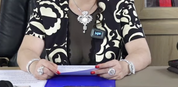 “Sáng mắt” với BST kim cương trĩu cổ, nặng tay của bà Phương Hằng mỗi tập livestream: Quý zị ai làm lại không? - Ảnh 2. “Sáng mắt” với BST kim cương trĩu cổ, nặng tay của bà Phương Hằng mỗi tập livestream: Quý zị ai làm lại không? - Ảnh 2.