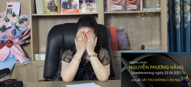 “Sáng mắt” với BST kim cương trĩu cổ, nặng tay của bà Phương Hằng mỗi tập livestream: Quý zị ai làm lại không? - Ảnh 3. “Sáng mắt” với BST kim cương trĩu cổ, nặng tay của bà Phương Hằng mỗi tập livestream: Quý zị ai làm lại không? - Ảnh 3.
