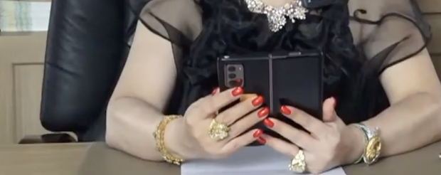 “Sáng mắt” với BST kim cương trĩu cổ, nặng tay của bà Phương Hằng mỗi tập livestream: Quý zị ai làm lại không? - Ảnh 4. “Sáng mắt” với BST kim cương trĩu cổ, nặng tay của bà Phương Hằng mỗi tập livestream: Quý zị ai làm lại không? - Ảnh 4.