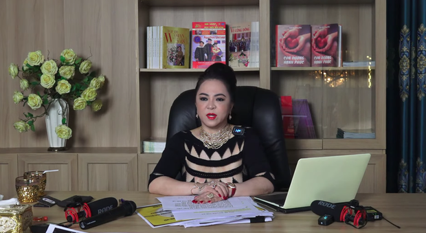 “Sáng mắt” với BST kim cương trĩu cổ, nặng tay của bà Phương Hằng mỗi tập livestream: Quý zị ai làm lại không? - Ảnh 9. “Sáng mắt” với BST kim cương trĩu cổ, nặng tay của bà Phương Hằng mỗi tập livestream: Quý zị ai làm lại không? - Ảnh 9.