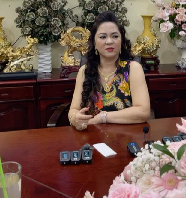 “Sáng mắt” với BST kim cương trĩu cổ, nặng tay của bà Phương Hằng mỗi tập livestream: Quý zị ai làm lại không? - Ảnh 8. “Sáng mắt” với BST kim cương trĩu cổ, nặng tay của bà Phương Hằng mỗi tập livestream: Quý zị ai làm lại không? - Ảnh 8.