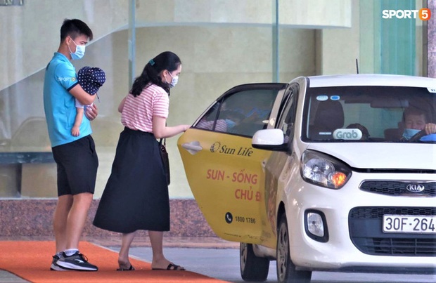 Quỳnh Anh kể khoảnh khắc cảm động trước giờ tạm biệt Duy Mạnh: Con trai đập cửa xe đòi ra với bố, Duy Mạnh chạy theo để bế con - Ảnh 1. Quỳnh Anh kể khoảnh khắc cảm động trước giờ tạm biệt Duy Mạnh: Con trai đập cửa xe đòi ra với bố, Duy Mạnh chạy theo để bế con - Ảnh 1.