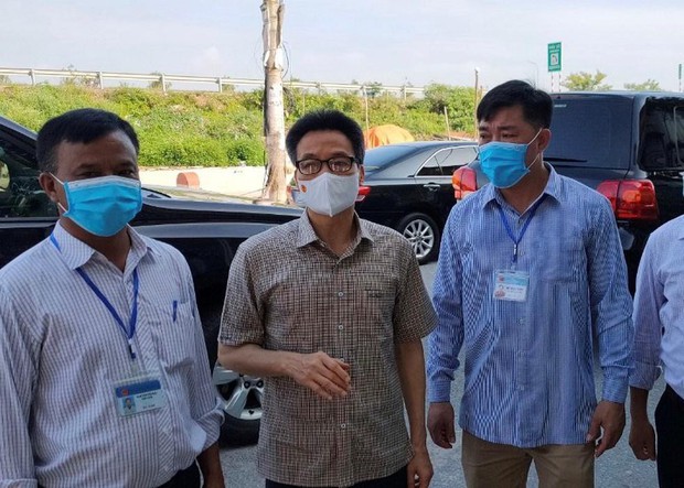 Gấp rút đến tận nhà dân lấy mẫu xét nghiệm COVID-19 - Ảnh 2. Gấp rút đến tận nhà dân lấy mẫu xét nghiệm COVID-19 - Ảnh 2.