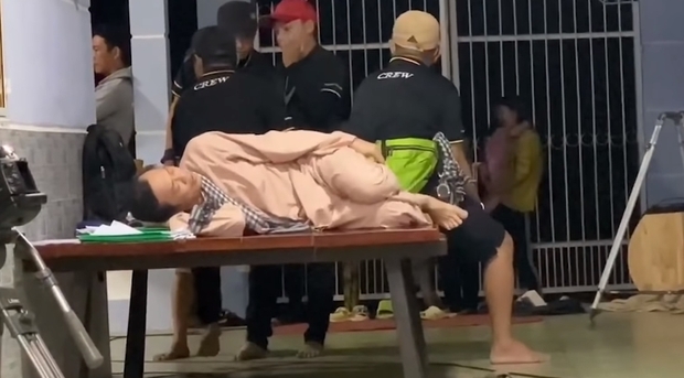 Cuộc sống sau cánh gà của NS Hoài Linh trước khi mổ tuyến giáp: Thở oxy tại phim trường, liên tục bị tung tin đồn qua đời - Ảnh 3.