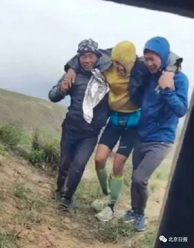 SỐC: Thoát chết trong gang tấc ở marathon tử thần, VĐV Trung Quốc lập tức bị CĐM dọa giết - Ảnh 2. SỐC: Thoát chết trong gang tấc ở marathon tử thần, VĐV Trung Quốc lập tức bị CĐM dọa giết - Ảnh 2.