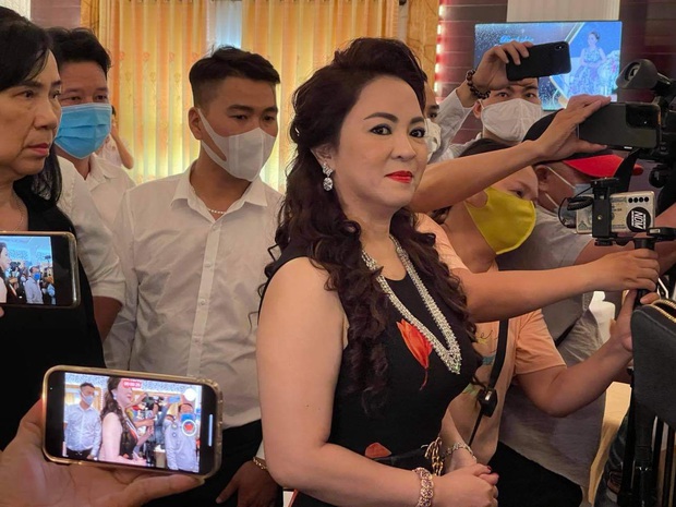 8 lý do khiến bà Phương Hằng càng livestream càng hot, không biết đó là ai cũng phải bấm vào xem! - Ảnh 5. 8 lý do khiến bà Phương Hằng càng livestream càng hot, không biết đó là ai cũng phải bấm vào xem! - Ảnh 5.