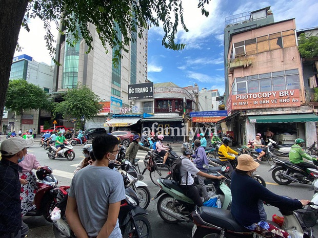 Trang Khàn bị mời lên công an làm việc, kết thúc drama hẹn gặp anh em xã hội thu hút hàng trăm người tập trung theo dõi - Ảnh 3. Trang Khàn bị mời lên công an làm việc, kết thúc drama hẹn gặp anh em xã hội thu hút hàng trăm người tập trung theo dõi - Ảnh 3.