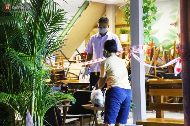 ẢNH: Phong tỏa, đóng cửa một siêu thị Co.op mart ở TP.HCM vì liên quan đến ca nhiễm Covid-19 - Ảnh 6. ẢNH: Phong tỏa, đóng cửa một siêu thị Co.op mart ở TP.HCM vì liên quan đến ca nhiễm Covid-19 - Ảnh 6.