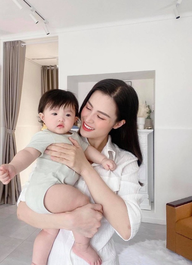 Mới có tí tuổi mà ái nữ nhà Đông Nhi được phong chức vụ lớn trong hào môn, “tháp tùng” mẹ bỉm đi làm mà giật luôn sptlight! - Ảnh 2. Mới có tí tuổi mà ái nữ nhà Đông Nhi được phong chức vụ lớn trong hào môn, “tháp tùng” mẹ bỉm đi làm mà giật luôn sptlight! - Ảnh 2.