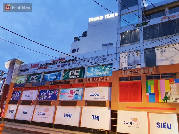 ẢNH: Phong tỏa, đóng cửa một siêu thị Co.op mart ở TP.HCM vì liên quan đến ca nhiễm Covid-19 - Ảnh 8. ẢNH: Phong tỏa, đóng cửa một siêu thị Co.op mart ở TP.HCM vì liên quan đến ca nhiễm Covid-19 - Ảnh 8.