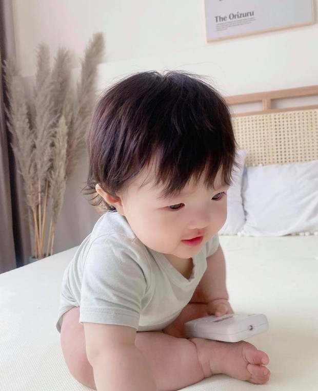 Mới có tí tuổi mà ái nữ nhà Đông Nhi được phong chức vụ lớn trong hào môn, “tháp tùng” mẹ bỉm đi làm mà giật luôn sptlight! - Ảnh 4. Mới có tí tuổi mà ái nữ nhà Đông Nhi được phong chức vụ lớn trong hào môn, “tháp tùng” mẹ bỉm đi làm mà giật luôn sptlight! - Ảnh 4.