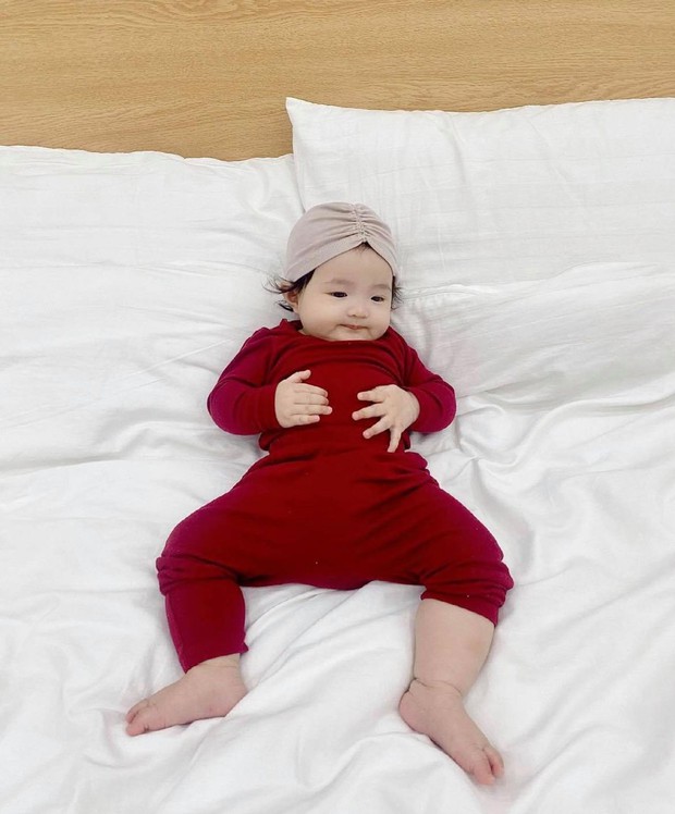 Mới có tí tuổi mà ái nữ nhà Đông Nhi được phong chức vụ lớn trong hào môn, “tháp tùng” mẹ bỉm đi làm mà giật luôn sptlight! - Ảnh 7. Mới có tí tuổi mà ái nữ nhà Đông Nhi được phong chức vụ lớn trong hào môn, “tháp tùng” mẹ bỉm đi làm mà giật luôn sptlight! - Ảnh 7.