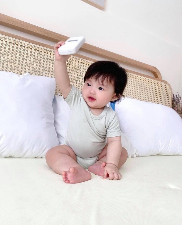 Mới có tí tuổi mà ái nữ nhà Đông Nhi được phong chức vụ lớn trong hào môn, “tháp tùng” mẹ bỉm đi làm mà giật luôn sptlight! - Ảnh 3. Mới có tí tuổi mà ái nữ nhà Đông Nhi được phong chức vụ lớn trong hào môn, “tháp tùng” mẹ bỉm đi làm mà giật luôn sptlight! - Ảnh 3.
