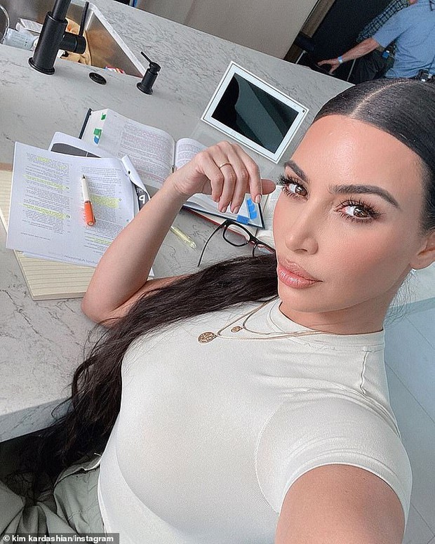 Kim Kardashian học 12 tiếng mỗi ngày nhưng vẫn trượt kì thi luật, netizen mỉa mai: Cầm sách ngược sao mà đậu được - Ảnh 5.