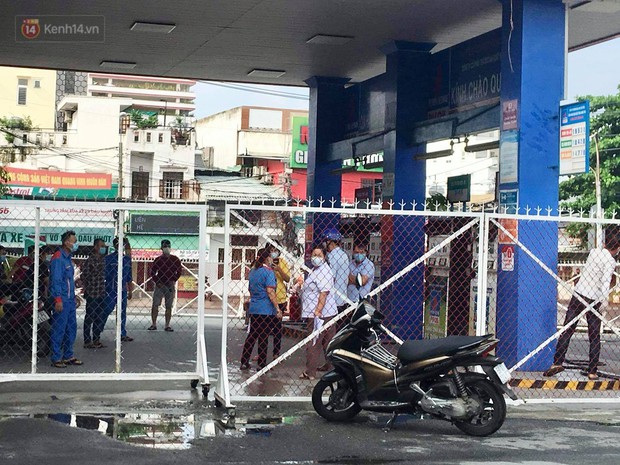 Người bán vé số tham gia giáo phái nghi mắc Covid-19, Thủ Đức phong tỏa 1 cây xăng - Ảnh 3. Người bán vé số tham gia giáo phái nghi mắc Covid-19, Thủ Đức phong tỏa 1 cây xăng - Ảnh 3.