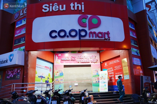 ẢNH: Phong tỏa, đóng cửa một siêu thị Co.op mart ở TP.HCM vì liên quan đến ca nhiễm Covid-19 - Ảnh 4. ẢNH: Phong tỏa, đóng cửa một siêu thị Co.op mart ở TP.HCM vì liên quan đến ca nhiễm Covid-19 - Ảnh 4.